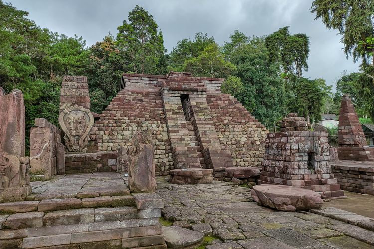 Candi Sukuh, Solo, lingga dan yoni, Karanganyar, SOLO, wisata tawangmangu, Relief Candi Sukuh, Candi Sukuh di Karanganyar, Candi Sukuh Karanganyar, candi sukuh karanganyar jawa tengah, Wisata sejarah Jawa Tengah, Candi erotis Majapahit, Lingga dan yoni, Candi Sukuh: Sejarah, Relief Erotis, dan Misteri Peninggalan Majapahit di Gunung Lawu, Candi Hindu dengan Relief Erotis yang Kontroversial, Sejarah Penemuan dan Pemugaran Candi Sukuh, Struktur Candi: Tiga Teras dan Relief Erotis, Relief Pernah Dipamerkan ke Amerika Serikat dan Belanda, Tips Berkunjung ke Candi Sukuh