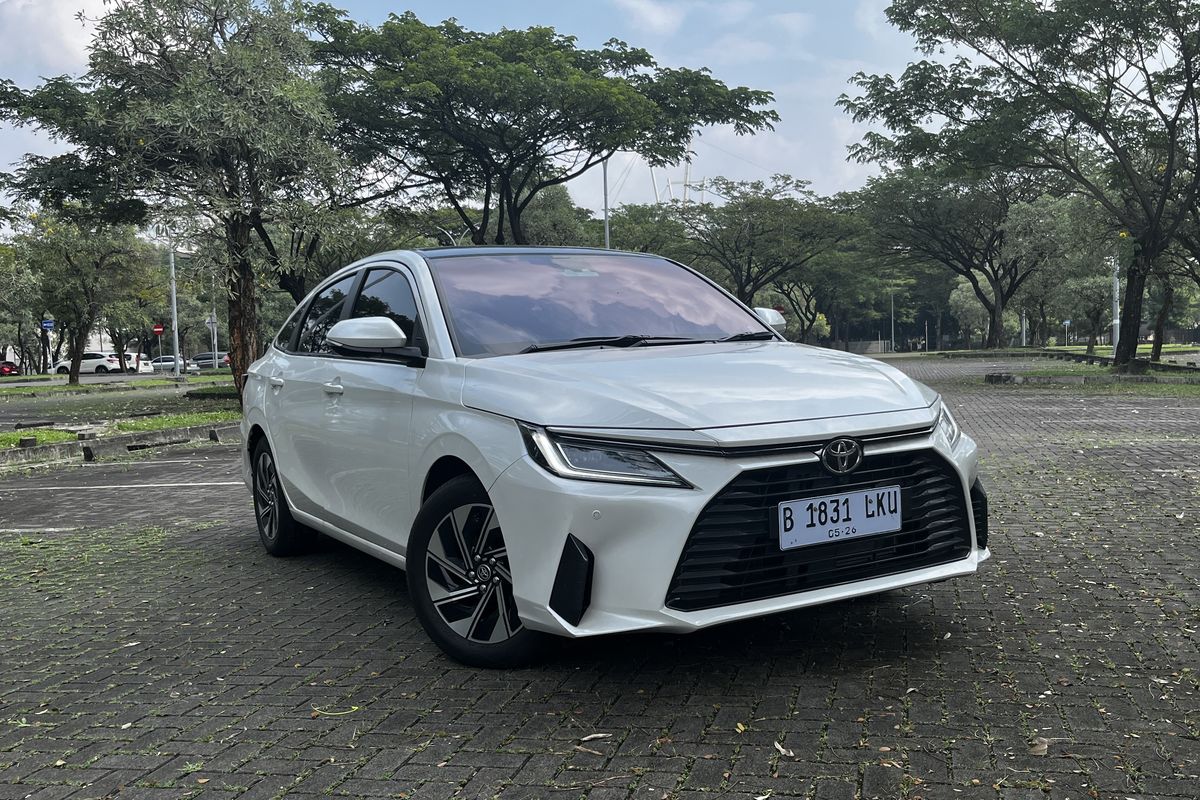 Mazda, Vios Hybrid, Toyota, Toyota Vios Hybrid, Komparasi Toyota Vios Hybrid dan Mazda 2 Sedan
