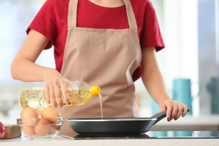 minyak goreng, Minyak goreng bekas, cara menjaga minyak tetap jernih, cara menghemat minyak goreng, cara menghemat minyak goreng saat menggoreng, 4 Tips Pakai Minyak Goreng agar Tetap Jernih dan Aman Dipakai Ulang, 1. Atur Suhu Api saat Memasak, 2. Angkat Sisa Makanan di Minyak Goreng, 3. Pisahkan Minyak Sesuai Jenis Makanan, 4. Simpan Minyak Goreng dengan Benar