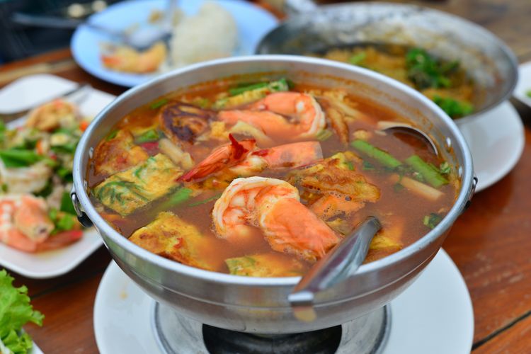 wisata kuliner Thailand, food news, Thailand Dinobatkan Negara Kuliner Terbaik Dunia 2025, 1. Pad thai, 2. Tom yum goong, 3. Green curry (Gaeng keow wan), 4. Som tam, 5. Mango sticky rice, 6. Thai milk tea