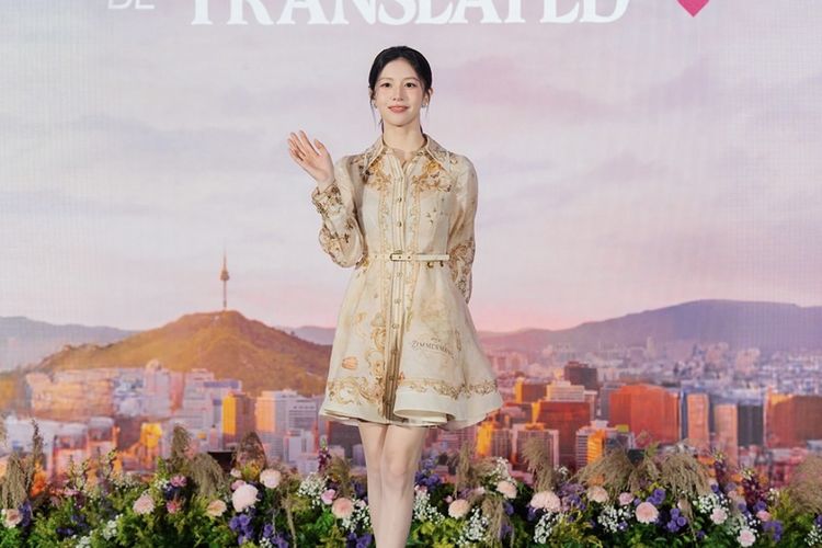 Go Youn Jung, Intip 2 Konsep Gaya Go Youn Jung di Fan Meet Jakarta, Anggun dan feminin dengan gaun floral, Chic kasual dengan blouse motif dan jeans, Dua gaya dengan dua karakter yang berbeda, Sinopsis serial Can This Love be Translated?