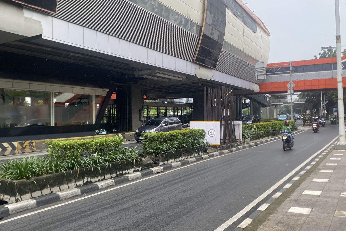 Situasi arus lalu lintas Jalan HR Rasuna Said sisi timur di Halte Setiabudi jelang pembongkaran tiang monorel, Rabu (14/1/2026).