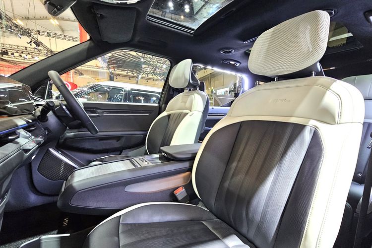 Volvo EX90, Kia EV9, Komparasi SUV Listrik Premium: Volvo EX90 vs Kia EV9, Eksterior: Elegan Minimalis vs Futuristik Radikal, Interior: Kemewahan Berkelanjutan vs Kenyamanan Lounge, Fitur dan Keselamatan: ADAS Pencegah Insiden vs Kepraktisan V2L, Baterai, Pengisian Daya, dan Jarak Tempuh, Performa: Tenaga Besar vs Fleksibilitas Berkendara, Kesimpulan