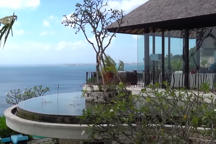 Maia Estianty, Irwan Mussry, vila Irwan Mussry, vila Irwan Mussry di Bali, lokasi vila Irwan Mussry, Intip Mewahnya Vila Irwan Mussry di Bali, Pemandangan Indah Langsung Menghadap Laut, Paduan warna putih dan hitam dan elegan, Pemandangan laut yang memukau, Kamar tidur yang langsung menghadap laut, Ruang makan yang simpel namun mewah, Ruang berkumpul dengan dinding kaca, Fasilitas olahraga, Balkon dan kolam renang yang langsung menghadap laut, Dekat dengan Pantai Balangan