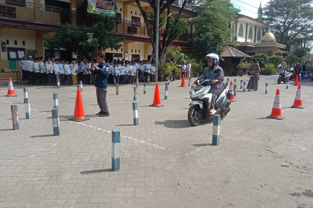 pandangan, posisi berkendara, belajar berkendara sepeda motor, Teknik Dasar Menjaga Keseimbangan Tubuh Saat Belajar Naik Motor