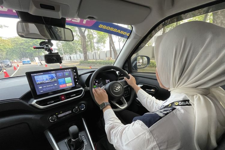 Rocky e-Smart Hybrid, GIIAS, Daihatsu, GIIAS 2025, Daihatsu Rocky, Rocky Hybrid, Pengalaman Menjajal Daihatsu Rocky e-Smart Hybrid di GIIAS 2025, Rocky e-Smart Hybrid Hadir di GIIAS 2025, Sensasi Berkendara yang Berbeda, Performa yang Mengesankan di Trek Lurus, Kesempatan Terbatas untuk Menguji Lebih Jauh