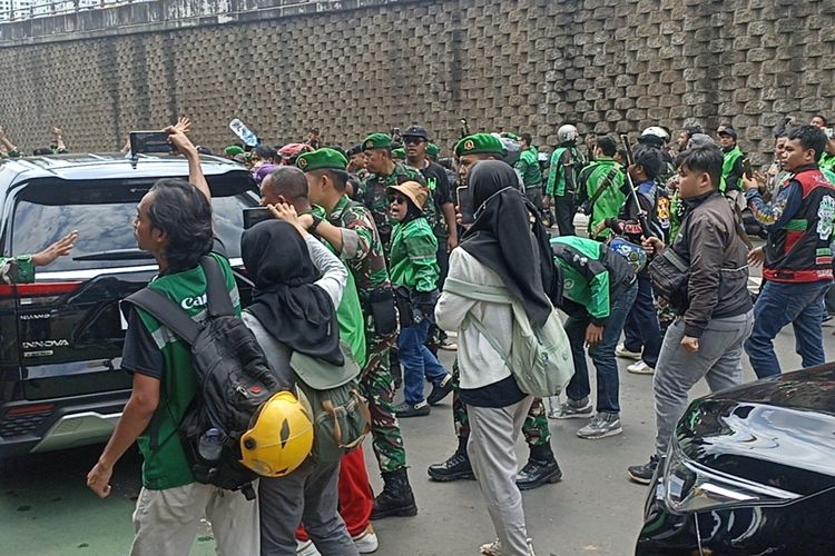 Kapolda Metro Jaya, Asep Edi Suheri, rantis brimob lindas ojol, brimob lindas ojek online, affan kurniawan, Kapolda Metro Jaya Hadir di Pemakaman Affan, Disambut Sorakan dan Makian Driver Ojol