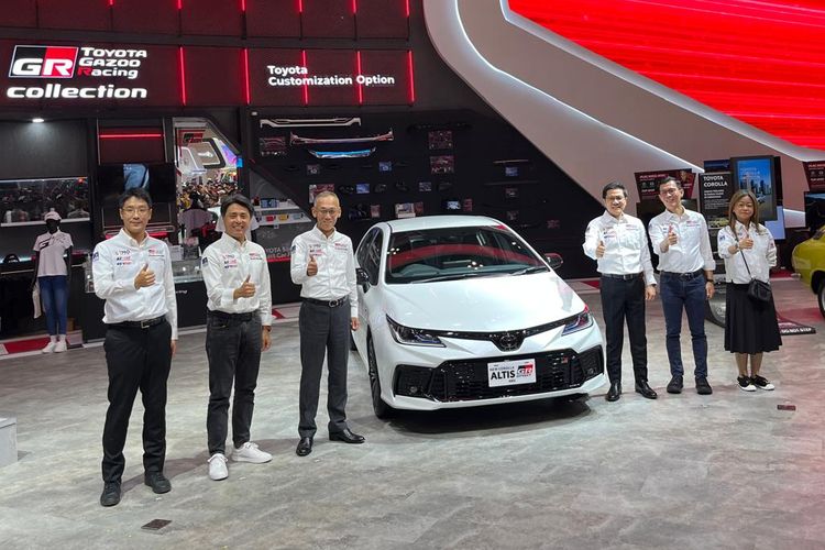 Corolla Altis HEV GR Sport, Toyota Safety Sense, GIIAS 2025, performan sporty, Corolla Altis HEV GR Sport: Sedan Sporty dengan Hybrid Terbaru