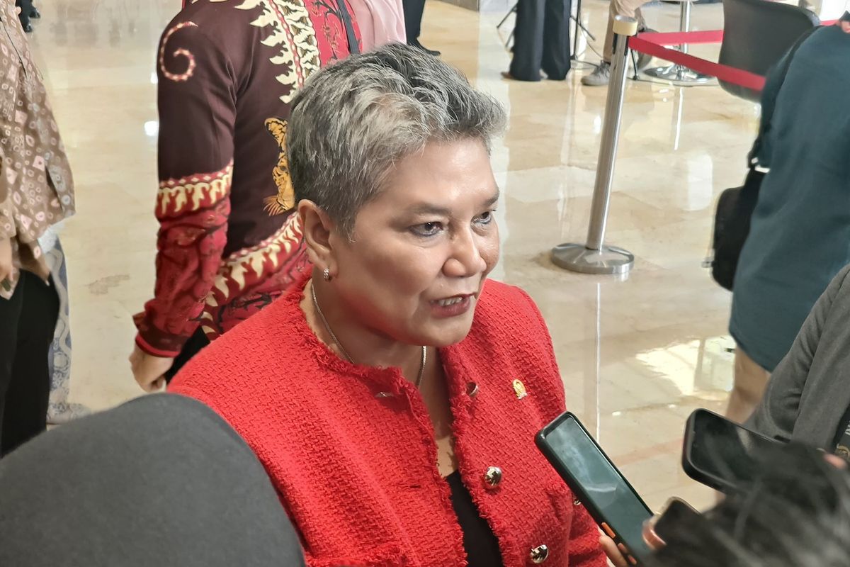 Ribka Tjiptaning, Soeharto pahlawan nasional, gelar pahlawan soeharto, ribka tjiptaning dilaporkan ke polisi, Sosok Ribka Tjiptaning: Dokter, Legislator PDIP yang Dilaporkan atas Ucapannya soal Gelar Pahlawan Soeharto, Apa yang Menjadi Dasar Laporan ARAH ke Polisi?, Siapa Ribka Tjiptaning?, Mengapa Ribka Menolak Soeharto Diberi Gelar Pahlawan?, Bagaimana Tanggapan PDI-P terhadap Laporan Ini?