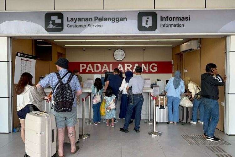 cara beli tiket kereta cepat whoosh, panduan naik kereta cepat whoosh, cara menuju stasiun whoosh halim, cara reschedjule tiket kereta cepat whoosh, Panduan Naik Kereta Cepat Whoosh: Cara ke Stasiun Halim, Beli dan Reschedjule Tiket, 1. Cara ke Stasiun Halim naik KRL, LRT dan Transjakarta, 2. Cara beli tiket Kereta Cepat Whoosh, 3. Ketentuan boarding dan penggunaan tiket, 4. Cara scan tiket Whoosh, 5. Cara reschedjule tiket