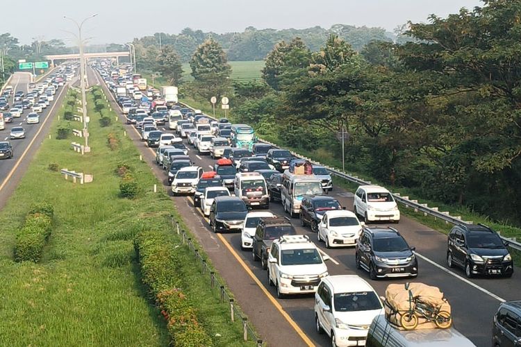 arus mudik Lebaran, Contraflow, One way, Update, Contraflow dan One Way Masih Berlaku di Tol Jakarta–Cikampek