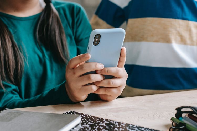 screen time, screen time anak, cara mengatur screen time anak, screen time adalah, atur screen time, atur screen time anak, pola asuh digital, screen time sehat, batasan gadget anak, aturan penggunaan gadget pada anak, Bagaimana cara membatasi waktu layar anak, Strategi Atur Screen Time Anak dari Psikolog, Libatkan Mereka dalam Diskusi