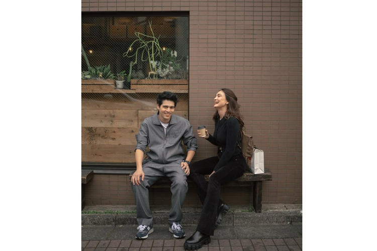 Luna Maya, Maxime Bouttier, gaya sepatu Luna Maya, Gaya sepatu Luna Maya, pernikahan luna maya dan maxime, resepsi pernikahan luna maya, gaya luna maya, gaya sepatu luna maya, sepatu luna maya, 5 Gaya Sepatu Luna Maya, Modis untuk Berbagai Acara, 1. Sepatu bernuansa earth tone, 2. Sepatu bersol tebal, 3. Heels manis berpita Stuart Weitzman, 4. Sepatu New Balance, 5. Chanel Mary Janes