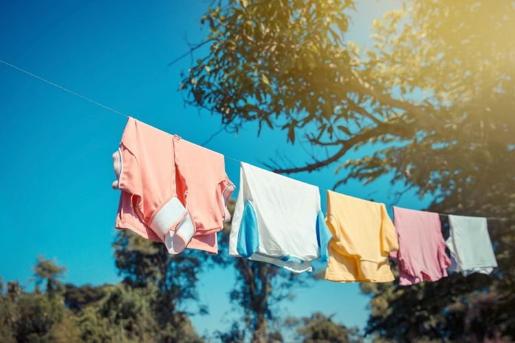 musim hujan, Menjemur pakaian, tips mencuci baju saat hujan, mengeringkan baju saat musim hujan, cara mengeringkan baju saat musim hujan, baju cepat kering tanpa matahari, cara agar baju cepat kering tanpa matahari, tips menjemur baju di musim hujan, cara mengeringkan pakaian di dalam ruangan, tips mencuci baju saat musim hujan, 10 Cara Efektif Mengeringkan Baju Saat Musim Hujan agar Cepat Kering dan Tidak Bau Apek, 1. Gunakan Mesin Pengering, 2. Peras Pakaian Hingga Air Berkurang, 3. Jemur di Ruangan yang Tepat, 4. Jemur di Balkon atau Teras yang Tertutup, 5. Beri Jeda Antar Pakaian, 6. Gunakan Kipas Angin, 7. Gunakan Lampu Bohlam Berwarna Kuning, 8. Gunakan Hair Dryer, 9. Gunakan Setrika, 10. Jemur di Ruangan Ber-AC