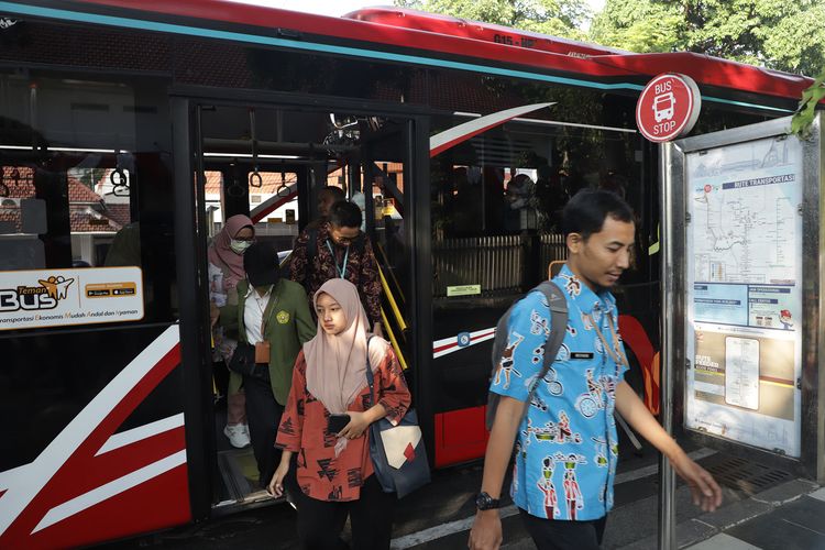 Malang, Surabaya, Kisah Ikrom, Perantau di Surabaya yang Bertahan Hidup dengan Transportasi Umum Rp 5.000, Tahun keempat menetap di Surabaya, Cara menghemat pengeluaran, Rencana ke depan, Alasan menggunakan transportasi umum