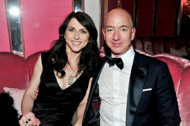 Jeff Bezos, Amazon, perjalanan hidup, orang terkaya di dunia, Perjalanan hidup, Kisah di Balik Kesuksesan Jeff Bezos, Penjual Burger yang Jadi Pendiri Amazon, Masa kecil Jeff Bezos, Berdirinya Amazon, Mantan pelayan McDonalds, Bisnis lain dan cerita hidupnya, Mundur dari CEO Amazon