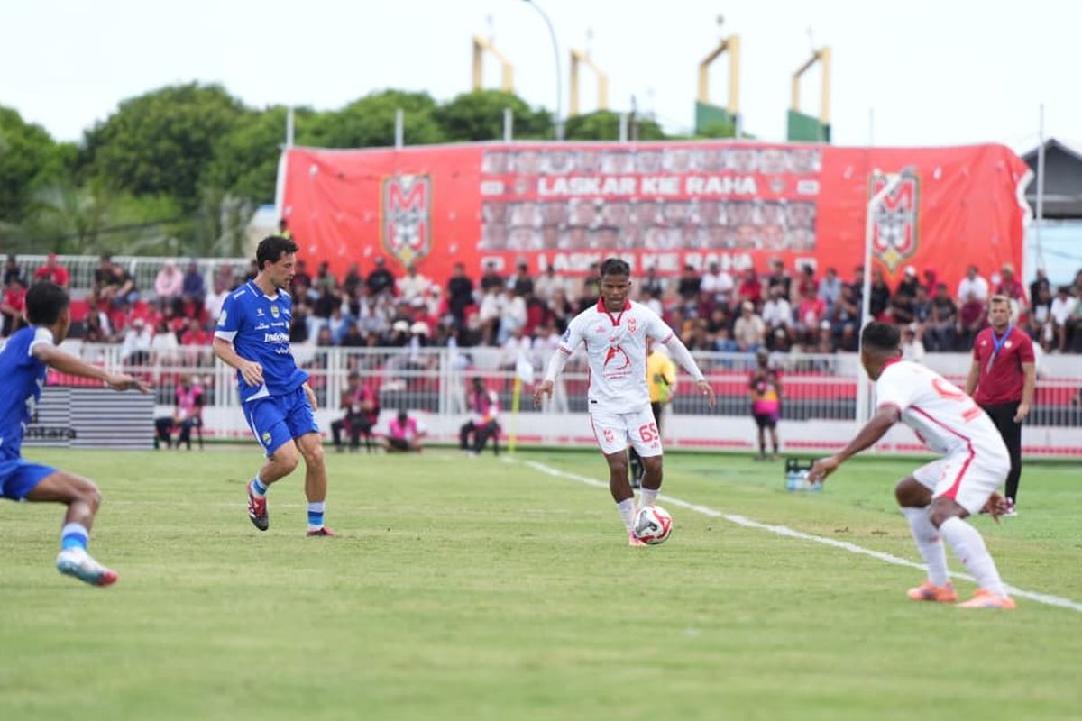 Marc Klok, Yance Sayuri, Yance Sayuri Minta Maaf Usai Insiden Duel dengan Marc Klok di Laga Malut United vs Persib, Apa yang Terjadi dalam Duel Yance Sayuri dan Marc Klok?, Bagaimana Sikap Wasit Menyikapi Insiden di Lapangan?, Mengapa Yance Sayuri Memilih Meminta Maaf Secara Pribadi?, Bagaimana Hasil Pertandingan Malut United vs Persib Bandung?