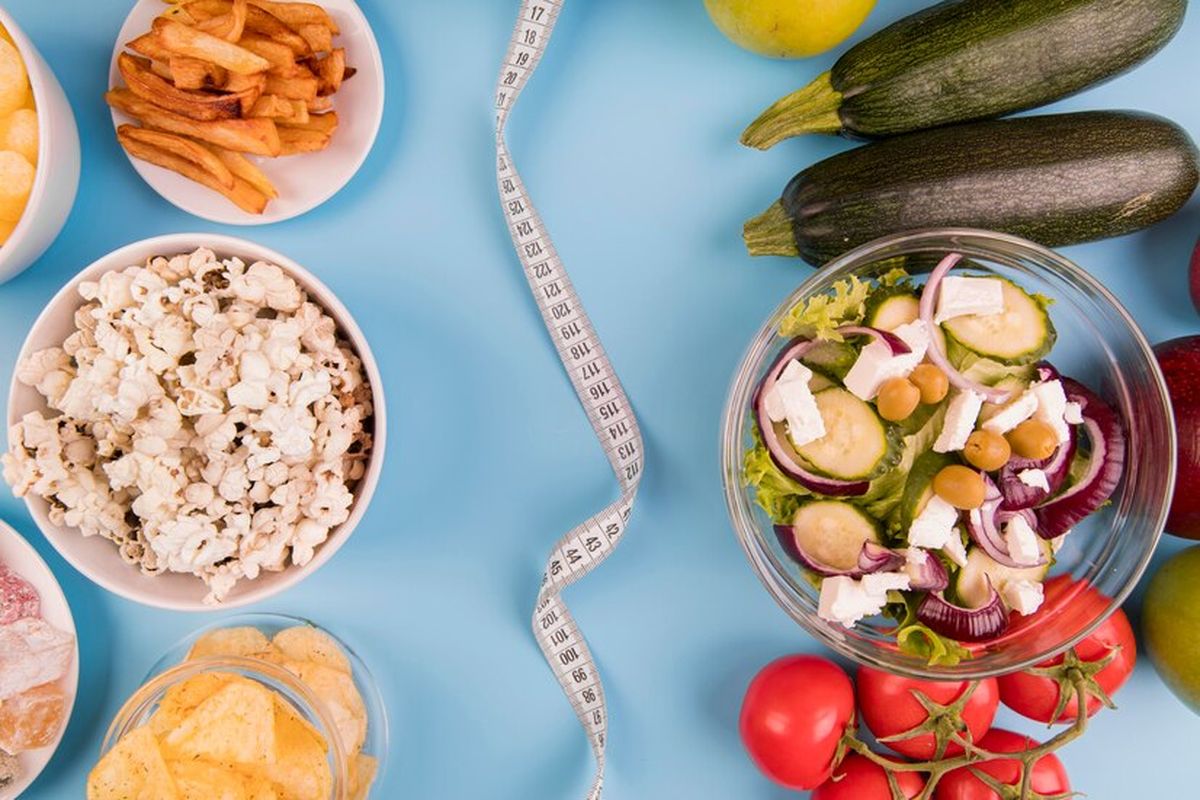 berat badan ideal, cara mengontrol berat badan, bagaimana cara mengontrol berat badan, pola makan untuk menjaga berat badan ideal, tips menjaga berat badan ideal, 6 Cara Efektif Mengontrol Berat Badan Secara Sehat, 1. Pahami keseimbangan energi, 2. Pilih makanan sehat dan seimbang, 3. Aktif secara fisik, 4. Terapkan pola makan sadar (Mindful Eating), 5. Jaga hidrasi dan tidur yang cukup, 6. Pantau kemajuan