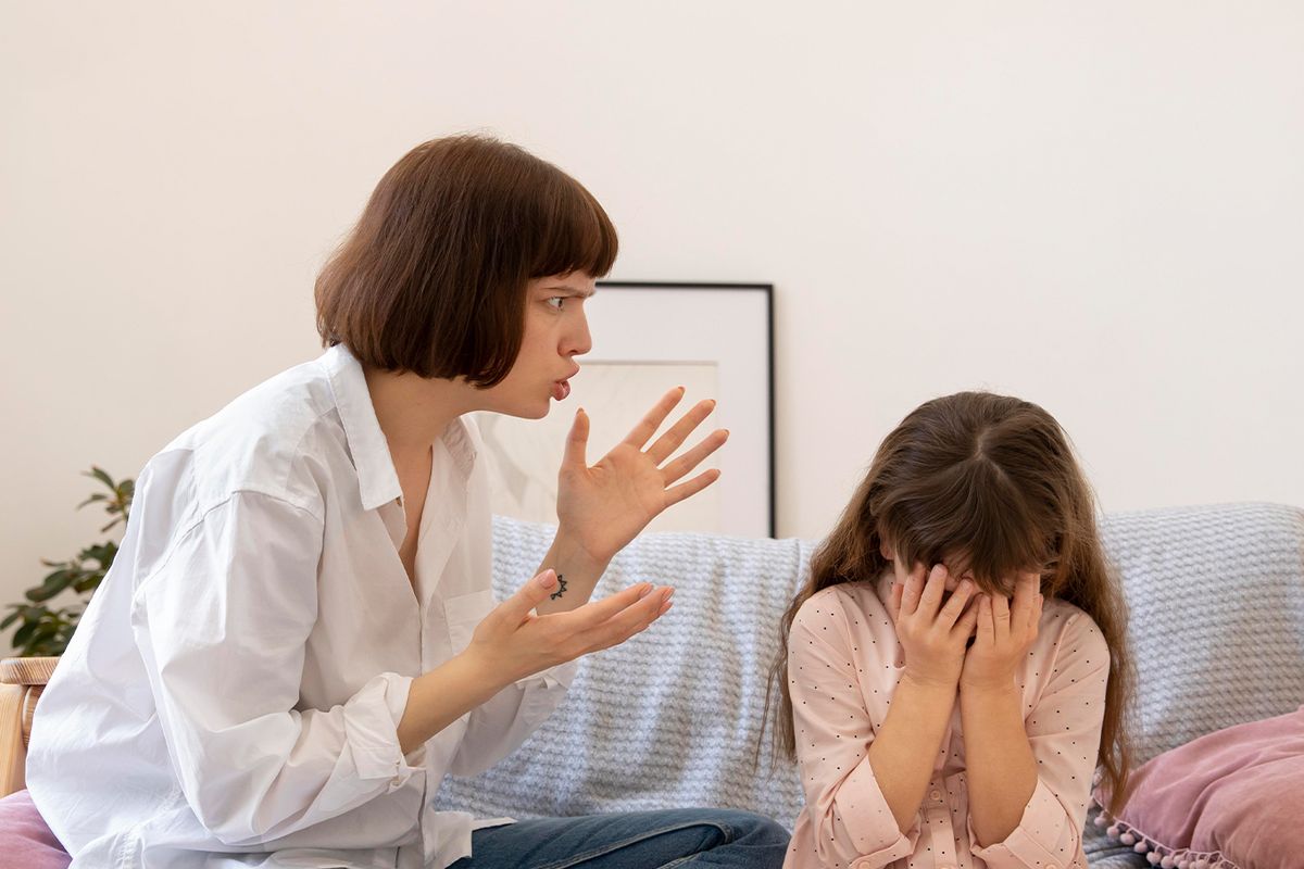 hubungan orangtua dan anak, orangtua dan anak, 9 Sikap Orangtua yang Bisa Merusak Hubungan dengan Anak, Menurut Psikolog, 1. Tidak mendengarkan cerita anak, 2. Menyepelekan emosi anak, 3. Memberi silent treatment, 4. Mengabaikan ajakan untuk terhubung, 5. Mempermalukan anak, 6. Membandingkan anak dengan saudara, 7. Membebani anak dengan masalah orang dewasa, 8. Mengkhianati kepercayaan anak, 9. Memberi hukuman berlebihan