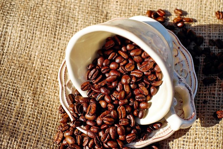Kopi, cara menyimpan kopi, kopi, Baru Beli Kopi, Ini Cara Menyimpannya agar Tetap Enak, Cara terbaik menyimpan kopi, Cara menyimpan biji kopi, Jenis wadah terbaik untuk kopi, Apakah kopi bisa kedaluwarsa?, Apakah kopi boleh disimpan di freezer?, Berapa lama kopi bertahan?