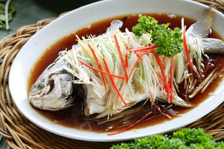 tips memasak, Imlek, Chef Hotel Beri Tips Memasak Mi Panjang Umur dan Ikan Rebus Kecap Jahe untuk Imlek