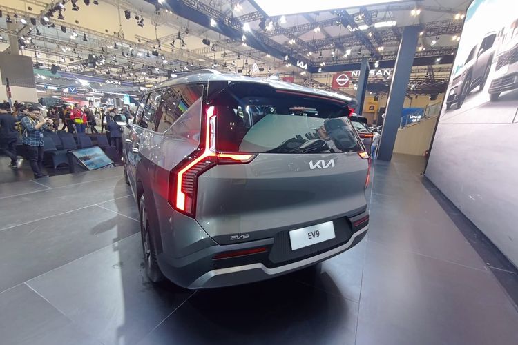 Volvo EX90, Kia EV9, Komparasi SUV Listrik Premium: Volvo EX90 vs Kia EV9, Eksterior: Elegan Minimalis vs Futuristik Radikal, Interior: Kemewahan Berkelanjutan vs Kenyamanan Lounge, Fitur dan Keselamatan: ADAS Pencegah Insiden vs Kepraktisan V2L, Baterai, Pengisian Daya, dan Jarak Tempuh, Performa: Tenaga Besar vs Fleksibilitas Berkendara, Kesimpulan