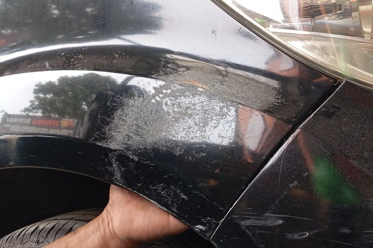 ketok magic, perbaikan mobil, bodi mobil penyok, mobil pasca tabrakan, Perbaikan Bodi Mobil Penyok: Kenali Metode Ketok Magic, Ketok Magic: Metode Ampuh Memperbaiki Bodi Mobil Penyok, Tidak Semua Kerusakan Dapat Diperbaiki dengan Sempurna, Mobil dengan Dempul Tebal Memerlukan Penanganan Khusus, Kesimpulan