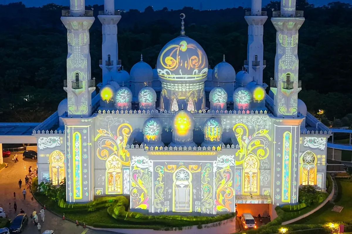 masjid, Megah dan Ikonik, 7 Masjid Indonesia Rasa Timur Tengah, 1. Masjid Ramlie Musofa, 2. Masjid Al-Ikhlas PIK, 3. Masjid At-Thohir, 4. Masjid Agung An-Nur, 5. Masjid Dian Al-Mahri / Masjid Kubah Emas, 6. Masjid Nasional Al-Akbar