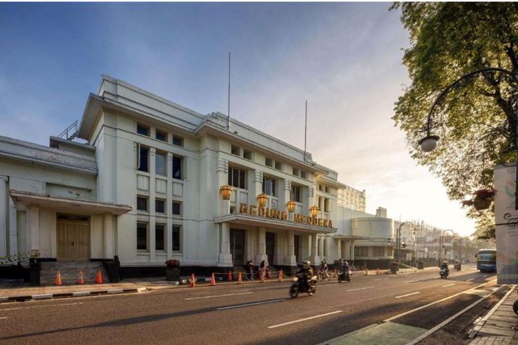 Bandung, libur Lebaran, Ide Liburan di Bandung, Mampir ke Tempat Wisata Sejarah, 1. Gedung Sate, 2. Gedung Merdeka, 3. Museum Mandala Wangsit Siliwangi, 4. Museum Konferensi Asia Afrika, 5. Monumen Perjuangan Rakyat Jawa Barat, 6. Gedung Indonesia Menggugat, 7. Goa Belanda