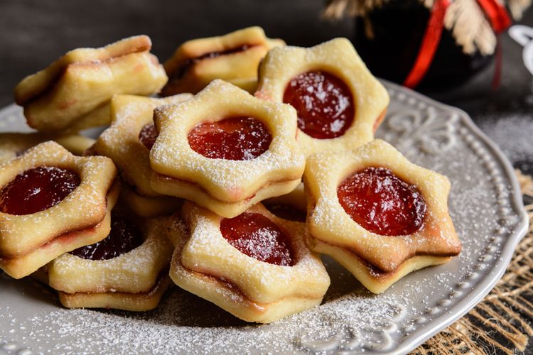 mudik, tips mudik, Mudik Lebaran, 8 Makanan yang Sebaiknya Dihindari Saat Perjalanan Mudik Lebaran, 1. Makanan cepat saji yang berminyak, 2. Minuman bersoda dan berkarbonasi, 3. Tomat dan produk berbasis tomat, 4. Buah-buahan asam, 5. Milkshake dan produk olahan susu, 6. Makanan ringan asin, 7. Kopi dan teh, 8. Permen dan makanan manis