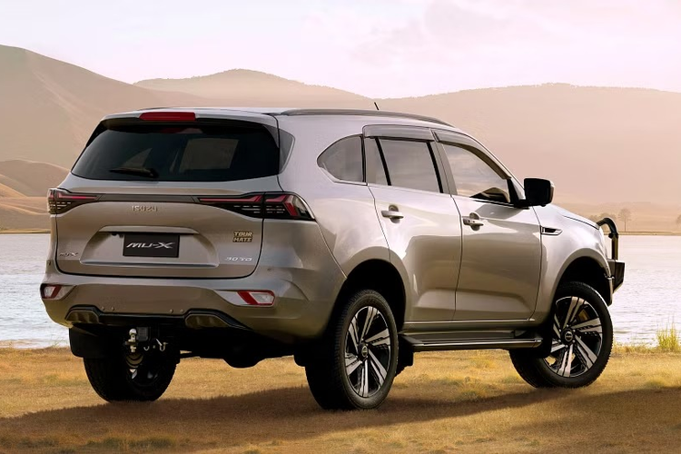 aksesori mobil, mU-X, Isuzu, Tour Mate, Isuzu mu-X Tour Mate Meluncur, Lengkap dengan Aksesori