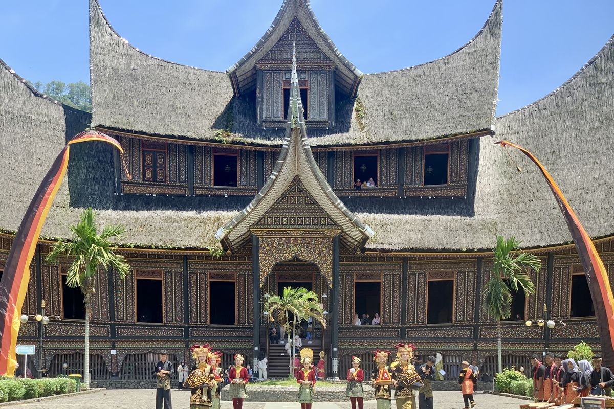 Harga tiket masuk Istano Basa Pagaruyung, Tempat Wisata di Sumatera Barat, istano basa pagaruyung sejarah, istano basa pagaruyung foto, istano basa pagaruyung adalah, harga tiket masuk istano basa pagaruyung, Harga Tiket Masuk Istano Basa Pagaruyung dan Aktivitas Wisatanya