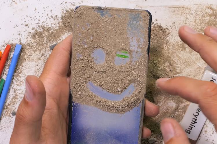 uji ketahanan, Samsung, jerryrigeverything, Galaxy Z Flip 7, samsung z flip 7, harga samsung galaxy z flip 7, Samsung Galaxy Z Flip 7 Dibengkok Paksa hingga Dibakar, Hasilnya Di Luar Dugaan