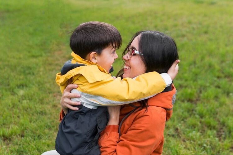 halodoc, ibu rumah tangga, YouGov, caregiver, kesehatan ibu, kesehatan mental ibu, kesehatan mental ibu rumah tangga, beban ibu rumah tangga, stres ibu rumah tangga, beban ibu, stres ibu, caregiving, 78 Persen Ibu di Indonesia Tunda Perawatan Diri Demi Keluarga, Mengapa?, Kesehatan ibu masih di urutan terakhir dalam keluarga, Ibu tetap jadi caregiver keluarga meski sedang sakit, Pentingnya layanan kesehatan dan dukungan emosional, Metodologi laporan