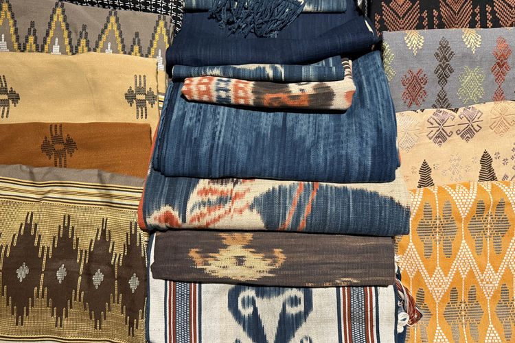 tenun, Weaving The Sky, Wilsen Willim, Begini Cara Wilsen Willim Olah Sisa Tenun Jadi Produk Bernilai