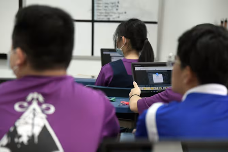 Dinas Pendidikan, Jakarta, gadget, sekolah, DKI Jakarta, smartphone, tablet, laptop, Disdik DKI Larang Siswa Gunakan Smartphone di Sekolah, Mirip Singapura