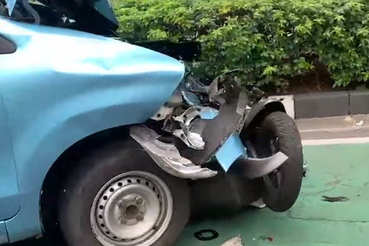otomotif, kecelakaan, taksi, kecelakaan lalu lintas, Polda Metro Jaya, viral, Kecelakaan Taksi dengan Motor di Kawasan Semanggi, Dua Orang Luka
