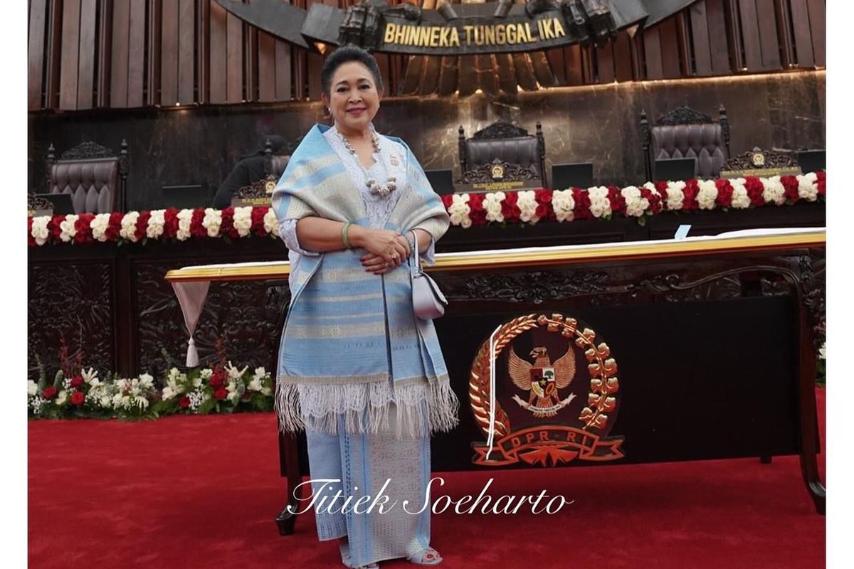 Titiek Soeharto, wastra nusantara, hut ke 80 ri, busana titiek soeharto, gaya titiek soeharto, 6 Gaya Titiek Soeharto Pakai Wastra Indonesia, Serba Merah Saat HUT ke-80 RI, 1. Serba merah di HUT ke-80 RI, 2. Anggun dengan kebaya hitam, 3. Kebaya hijau yang segar, 4. Elegan dalam balutan songket biru, 5. Kebaya biru muda yang manis, 6. Kebaya burgundy