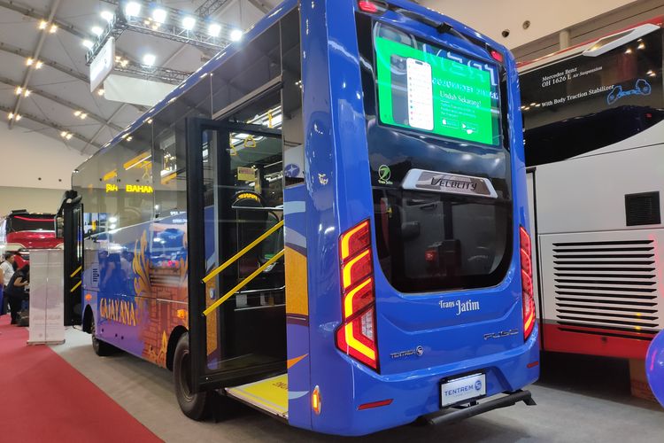 Karoseri Tentrem, medium bus, karoseri tentrem, bodi bus, bus transjatim, transjatim, Bus Trans Jatim Malang Buatan Tentrem, Pakai Warna Biru Khas Arema
