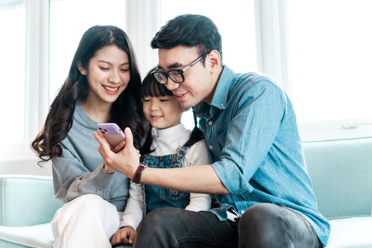 psikolog, tips parenting, anak main hp, anak main gadget, kapan waktu yang tepat memberi anak hp, yang harus dilakukan orangtua sebelum memberi anak ponsel, tips memberi anak hp, kapan anak harus bermain ponsel, Ingin Bolehkan Anak Main HP? Ketahui 2 Hal Ini Dulu Menurut Ahli