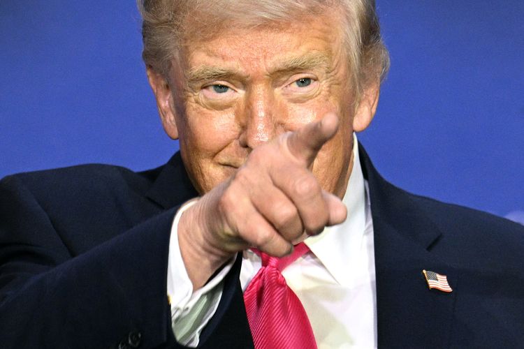tanda tangan Trump, Partai Demokrat, Foto Donald Trump Akan Hiasi Paspor Amerika Serikat Terbaru