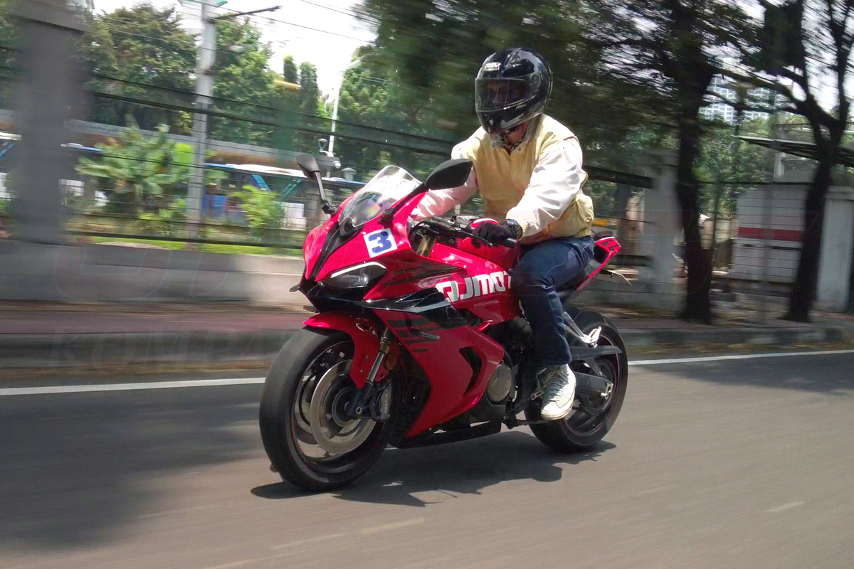 SRK 800 RR, Review Harian QJMotor SRK 800 RR, Moge 4 Silinder Masih Ramah Macet