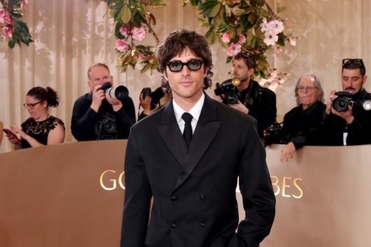 Golden Globes, Gaya Klasik Berpadu Modern Jacob Elordi di Golden Globes 2026