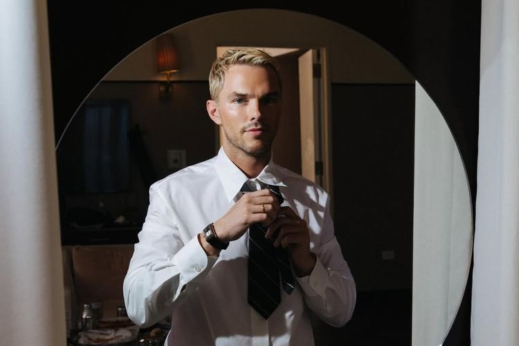 Nicholas Hoult, Superman, superman 2025, cast film Superman 2025, nicholas hoult saat premiere superman, gaya nicholas hoult, gaya Nicholas Haoult di premiere Superman, Nicholas Hoult Tampil Edgy di Premiere Superman, Intip Detailnya, 1. Rambut pirang demi film baru, 2. Starterpack, 3. Tampil all-black ala Lex Luthor, 4. Celana kulit, 5. Aksesori