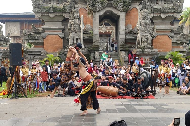 reog ponorogo, Taman Mini Indonesia Indah, libur maulid nabi 2025, reog ponorogo di TMII, reog ponorogo tmii, Turis Amerika Nonton Reog Ponorogo di TMII, Malah Salfok dengan Angklung