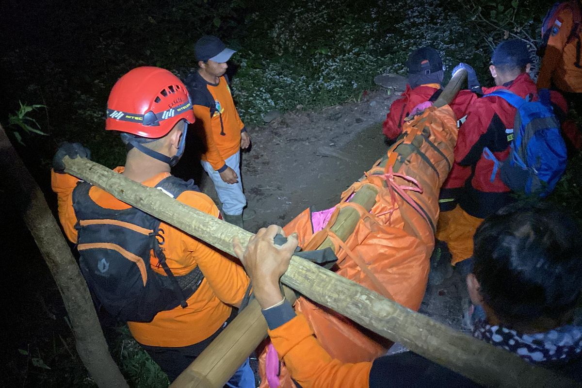 Gunung Slamet, Purbalingga, pendaki meninggal, pendaki meninggal di gunung slamet, Jalur pendakian Bambangan, Evakuasi pendaki Slamet, evakuasi pendaki gunung slamet, Kronologi pendaki tewas Gunung Slamet, Gunung Slamet Jawa Tengah, Hobi mendaki gunung, Pendaki Sukabumi meninggal, Pendaki Sukabumi Meninggal di Gunung Slamet, Mendaki Bersama Istri, Yuswandi Meninggal Dunia di Gunung Slamet, Kronologi Kejadian, Mendaki Pagi, Kritis Sore Hari, Evakuasi Dini Hari oleh Tim SAR Gabungan, Diduga Meninggal Akibat Kelelahan dan Riwayat Hipertensi, Hobi Mendaki Bersama Istri