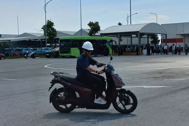 VinFast, motor listrik, Theon S, Hai Phong, Uji Coba VinFast Theon S: Motor Listrik Futuristik Masih Pakai Rantai