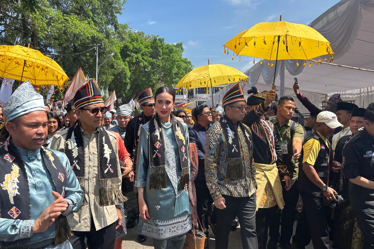 Menteri mandi air galon, hoaks air galon Kemenparekraf, klarifikasi isu mandi galon, viral menteri mandi galon, Apni Jaya Putra bantah hoaks, Widiyanti Putri Wardhana berita, isu viral Kemenparekraf 2025, bantahan mandi air galon, Viral Menteri Widiyanti Minta Mandi Air Galon, Kemenpar: Itu Hoaks 100 Persen!, Bantahan soal mandi air galon, Sorotan soal pakaian menteri, Tidak mau merepotkan daerah, Fokus pada target pariwisata, Kenapa harus dijawab?