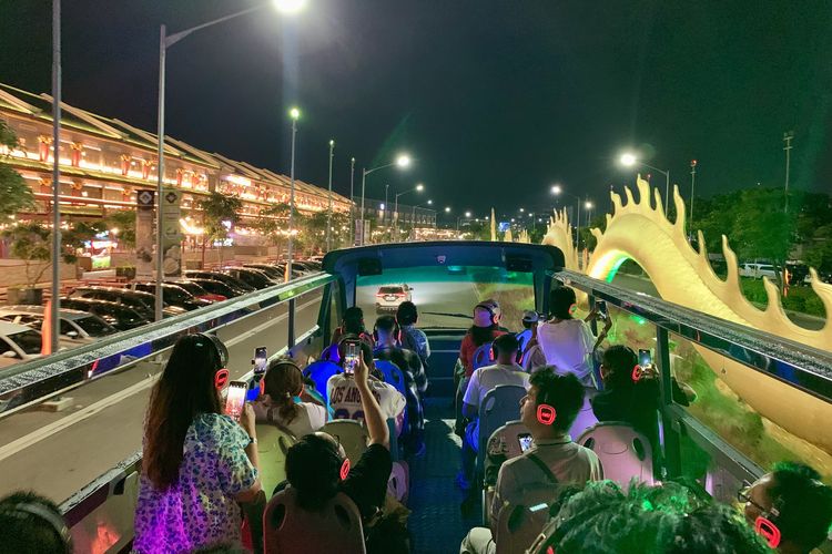 Open Top Tour Jakarta, Mau Naik Bus Wisata Atap Terbuka di Jakarta? Simak Dulu 4 Tips Ini, 1. Beli tiket bus jauh-jauh hari, 2. Pilih rute keberangkatan sore menjelang malam hari, 3. Cek rute Open Top Tour secara berkala, 4. Jadwal bus bisa batal bila hujan