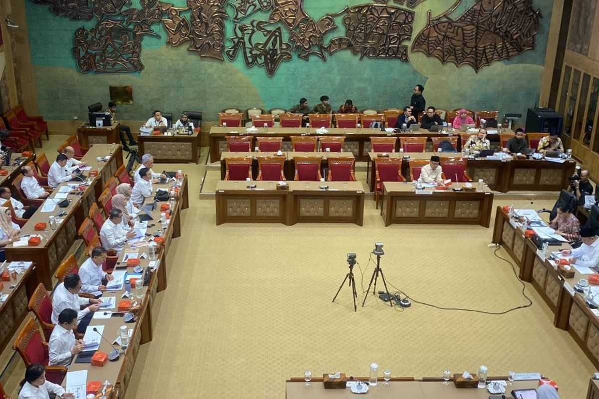 DPR RI, Fadli Zon, fadli zon, penulisan ulang sejarah, pemerkosaan massal 1998, Anggota DPR Menangis Dengar Fadli Zon Bantah Pemerkosaan Massal 1998: Kenapa Semakin Sakit Ya, Fadli Pertanyakan Pendokumentasian, Anggota DPR Menangis, Suara Bergetar, “Dengarkan Suara Korban!”, Aksi Protes dari Balkon Rapat, Fadli Zon Tanggapi Santai, Proyek Sejarah Tetap Jalan
